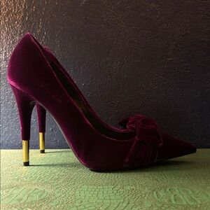 Tom Ford 110mm royal purple velvet pointed-toe pumps w/ bow and gold spiked heel